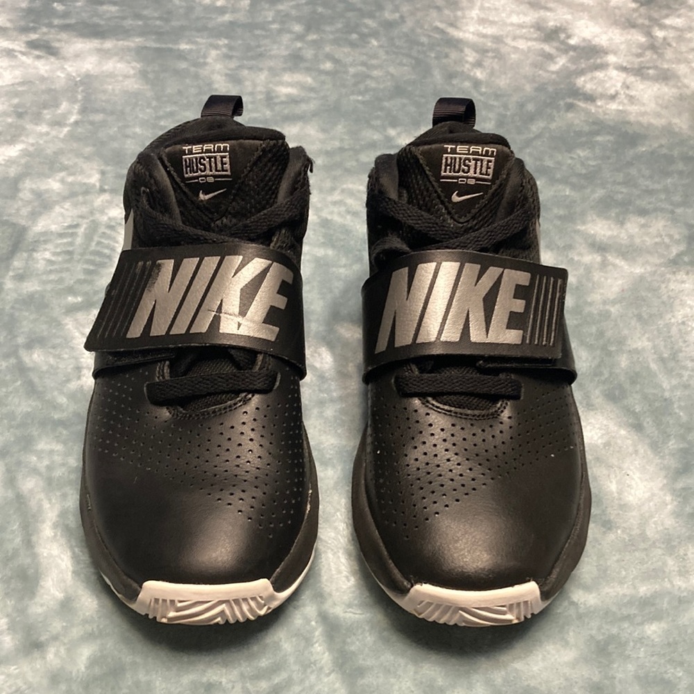 Boys, Nike team hustle 2008 size 5Y